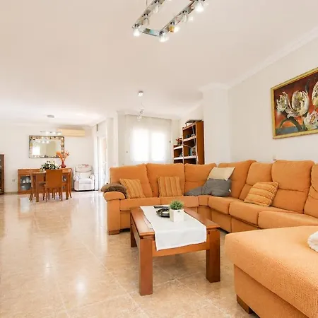 Spacious In Downtown Apartment *